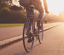 Mann fährt Fahrrad.
